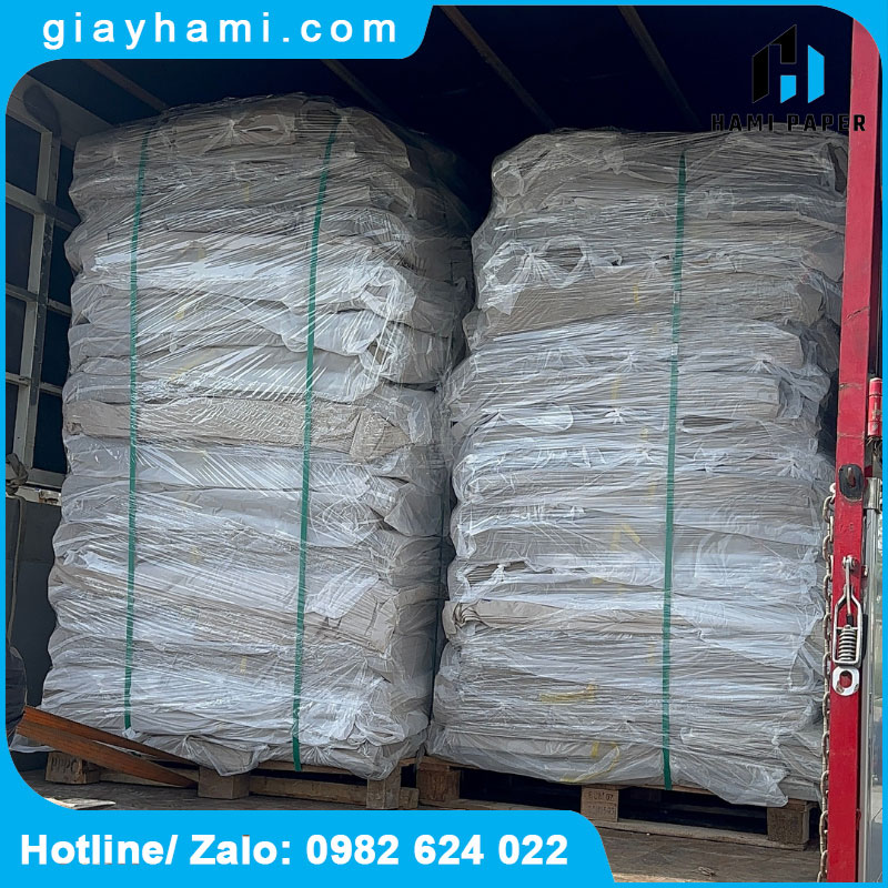 Công nhân dùng giấy nhét bên trong balô để hỗ trợ giữ form khi đóng gói
